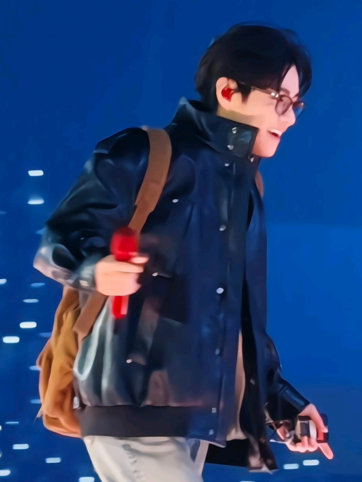 perkara lupa lirik, denger ya h4ters taehyung mau rebahan doang dipanggung juga udah alhamdulillah 🤪 sebagai pecinta taehyung nikmatin2 aja apalagi liat visual nya kek yg kalian2 bilang pemuja visual wkwk.  emang iya si visual dia bukan main😋 #taehyung #btsconcert #runjin_eptour #btsv 