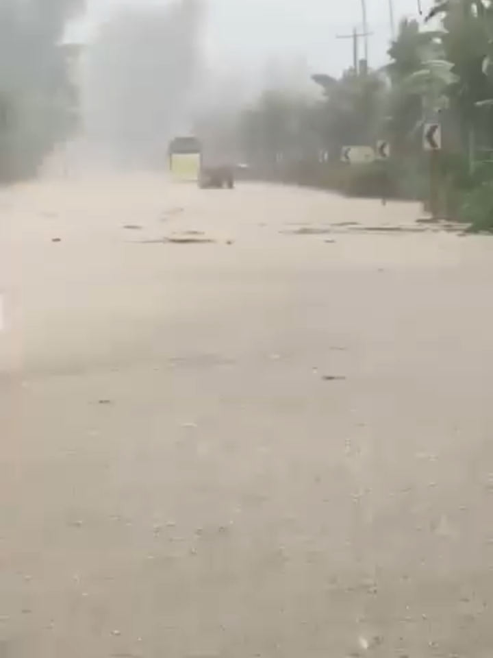 Floodwaters brought by heavy rains from Typhoon Tino submerged a portion of the national highway connecting Butuan City and Surigao City, particularly in Barangay Tagmamarkay, Tubay, Agusan del Norte, on Monday, November 3, 2025. #BagyongTino #TinoPH #TyphoonTino #ButuanCity #SurigaoCity #AgusanDelNorte