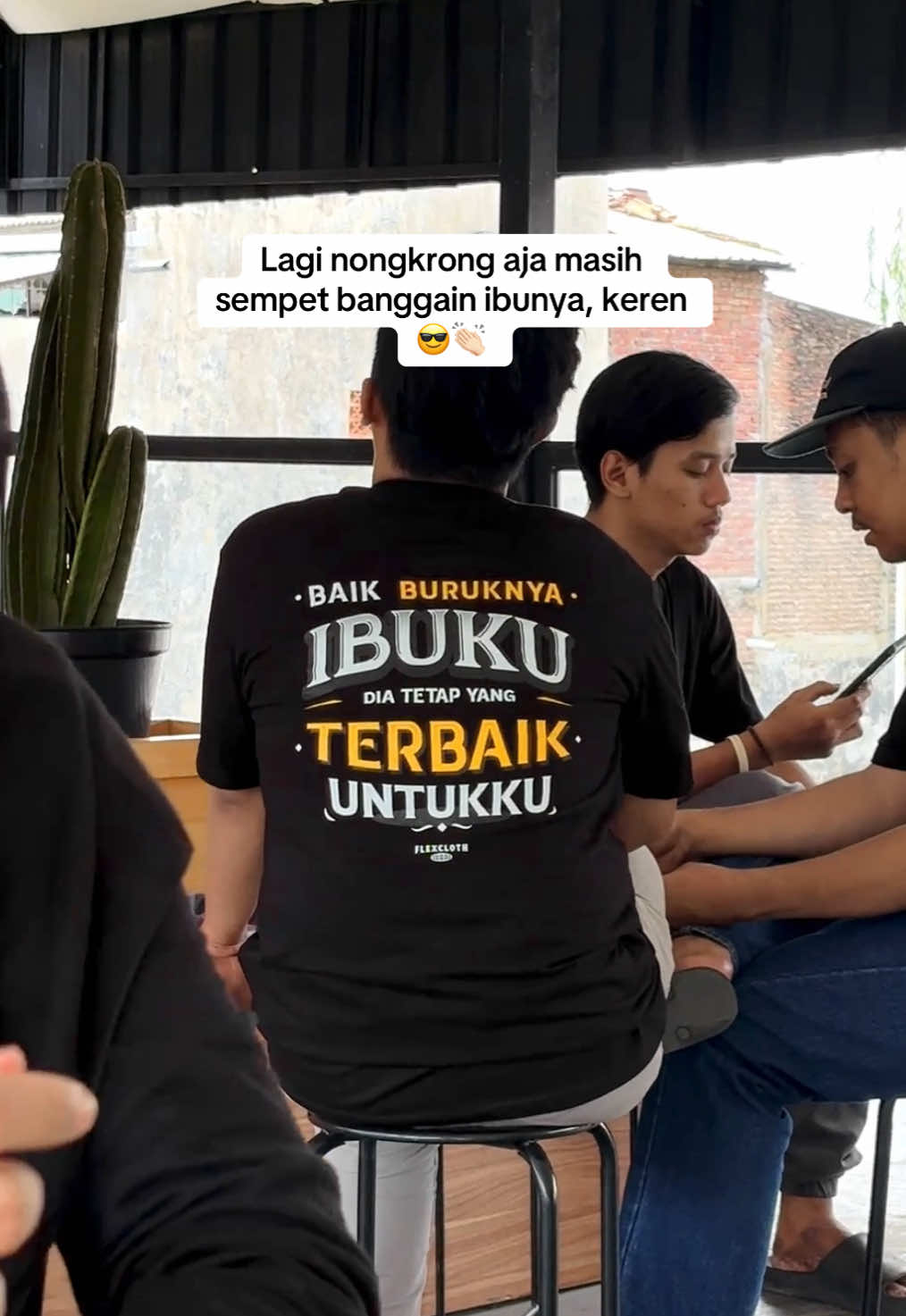 Cowok keren tuh bukan yg banyak gaya tapi yg bahagiain ibunya☺️ #kaosviral #ibu #tshirt #kaoskatakata 