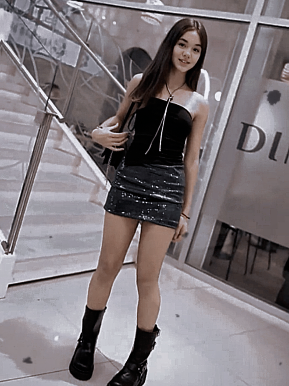 honestamente  .. Me sentí un poco tonta con ese peinado 😇🤩 pero #chambaeschamba #cielonegro🖤 #outfits @SO CIPPO! gracias por todo el apoyo  🤩😍#foryou 