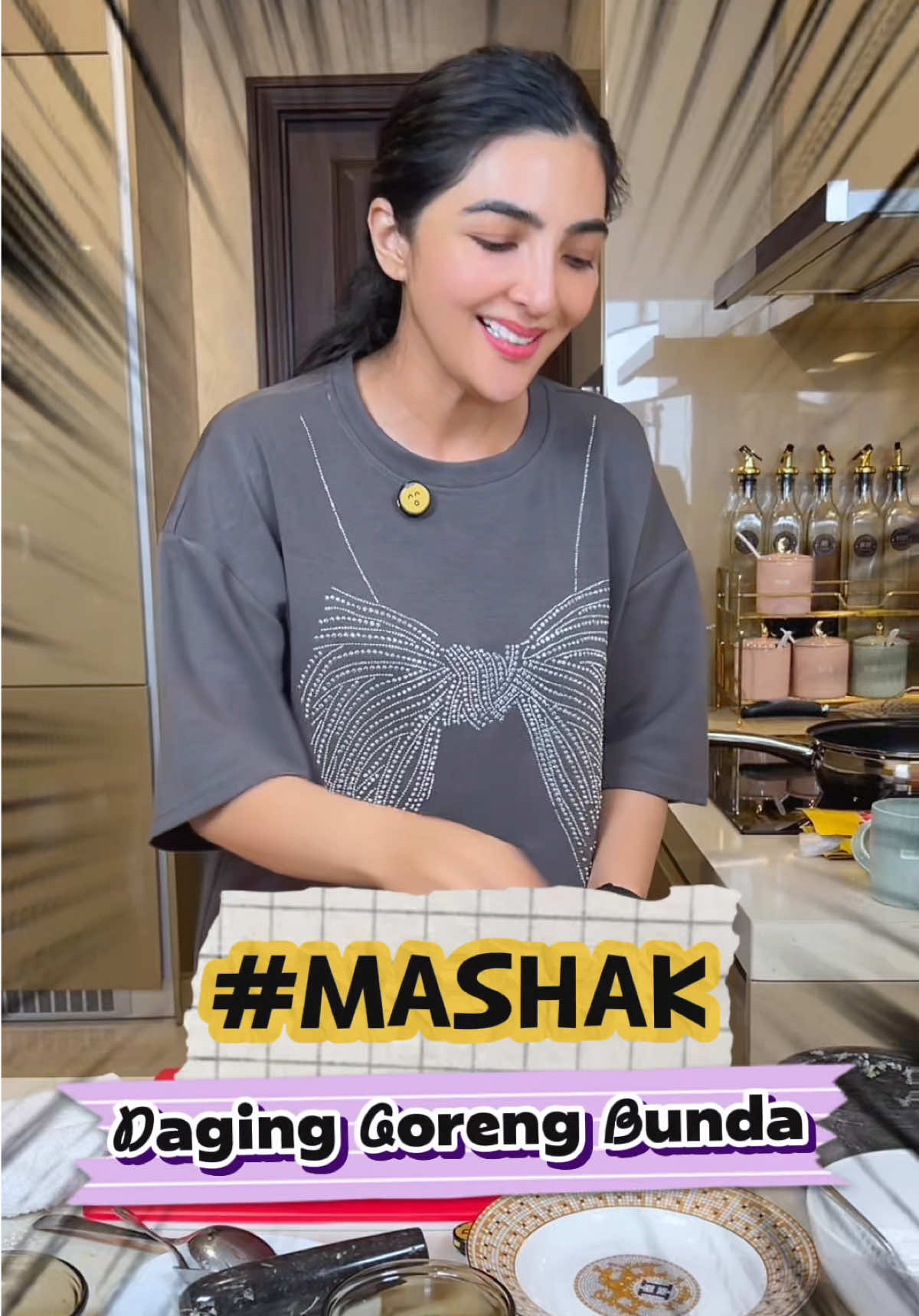 #MASHAK is back! Weekend kemaren masak “daging goreng ala bunda” yang Alhamdulillahnya suami dan anak-anak pada sukaaaaa banget! Karena ternyata emang seenak ituuu 😍 cuss recook guys! Btw, siapa yang setuju kalo aku masak tiap weekend? Komen dibawah yaaa, kira-kira aku masak apalagi? 🥰