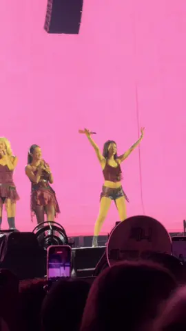 Jakarta D2 got the best version of Jennie 🥹 Aaa we’re so lucky, fix jennie seneng ya sama energi  jakarta 🔥🔥🔥 #jennie #jendeukie #blackpink #deadlineworldtour #deadlinejakarta2025 