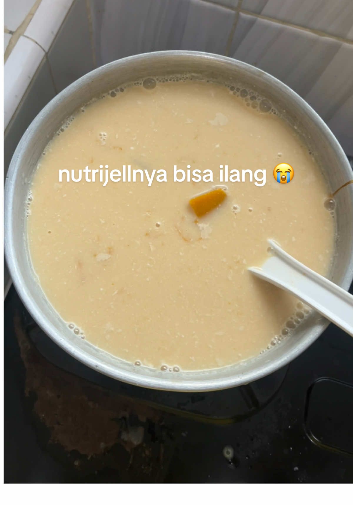 beneran baru tau bgt kalo nutrijell kena panas bisa larut lagii 😭😭