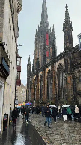 “Rainy Castle Hill Views 🌧️ | Epic Edinburgh Old Town Moment”#visitscotland #edinburghrain #oldtownscotland #castlehillview #travelshorts 
