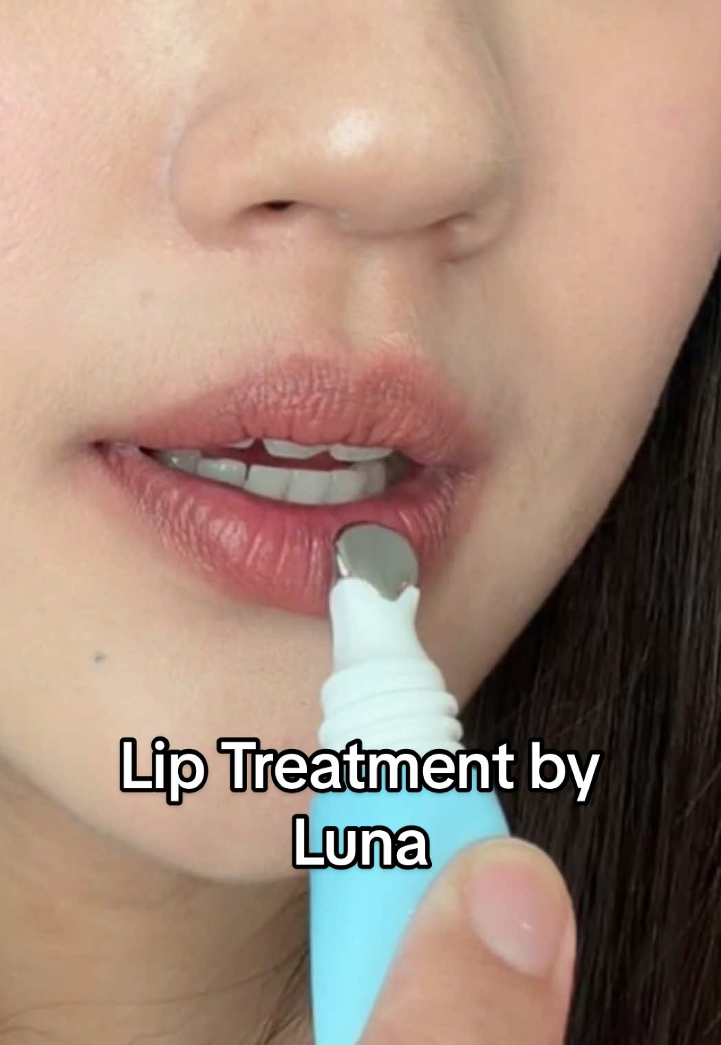 💗 ตัวลิปทรีทเม้นท์ตัวนี้จะมีสารสกัดจาก ceramide complex ที่จะช่วยเพิ่มความชุ่มชื้นแล้วก็ยังเป็นเกราะป้องกันทำให้ผิวของเรามีความแข็งแรง  💙 นอกจากนี้ยังมี Shea butter  เพิ่มความชุ่มชื้น ✨ มีวิตามินซีที่เพิ่มความสว่างกระจ่างใส  🫧 และยังมีตัวแอคตี้ออกซิเจนจาก BlackBerry extract ด้วยย  #lipbalm #liptreatment #lunalip #lipjelly 
