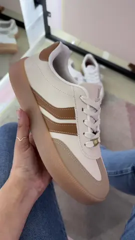 (LINK NOS COMENTÁRIOS) Conforto e estilo em um só tênis! O Tênis Casual Vizzano Feminino é feito em pelica de alta qualidade, ideal para quem busca elegância e praticidade no dia a dia. Perfeito para passeios, trabalho e momentos de lazer. #TênisFeminino #SapatoConfortável #Vizzano #TênisCasual #ModaFeminina 