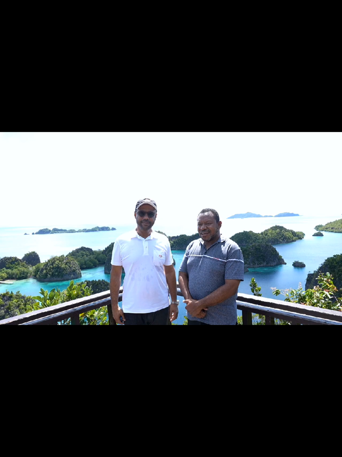 Diskusi Wakil Gubernur Papua Barat Daya bersama Dubes Uni Emirat Arab di Puncak Bukit Piaynemo, Raja Ampat.  Senin, 03 November 2025
