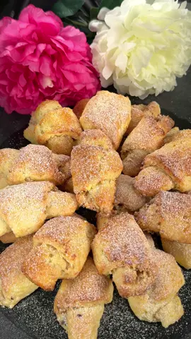 Fur mehr Rezepte auf das Plus ➕drücken, teilen und kommentieren 🙏❤️🤗💐 Einfach und lecker 😋 - 500 g körniger Quark (Tworog) - 200 g Butter - 200 g Zucker - 1 Päckchen Vanillezucker - 2 Eier - Päckchen Backpulver  - 500-600 g Mehl easyrecipe, SimpleRecipe, einfacherezepte, rezeptideen, vira, einfacherezepte, backen, вкусно и быстро, 5minutenrezepte, творог, foodie, Rezept, 5-Minuten-Rezept, Rezept des Tages, sakat, spitzkohl, gesund, einfacherezepte,backen, Gebäck, выпечка, mit Nüsse 