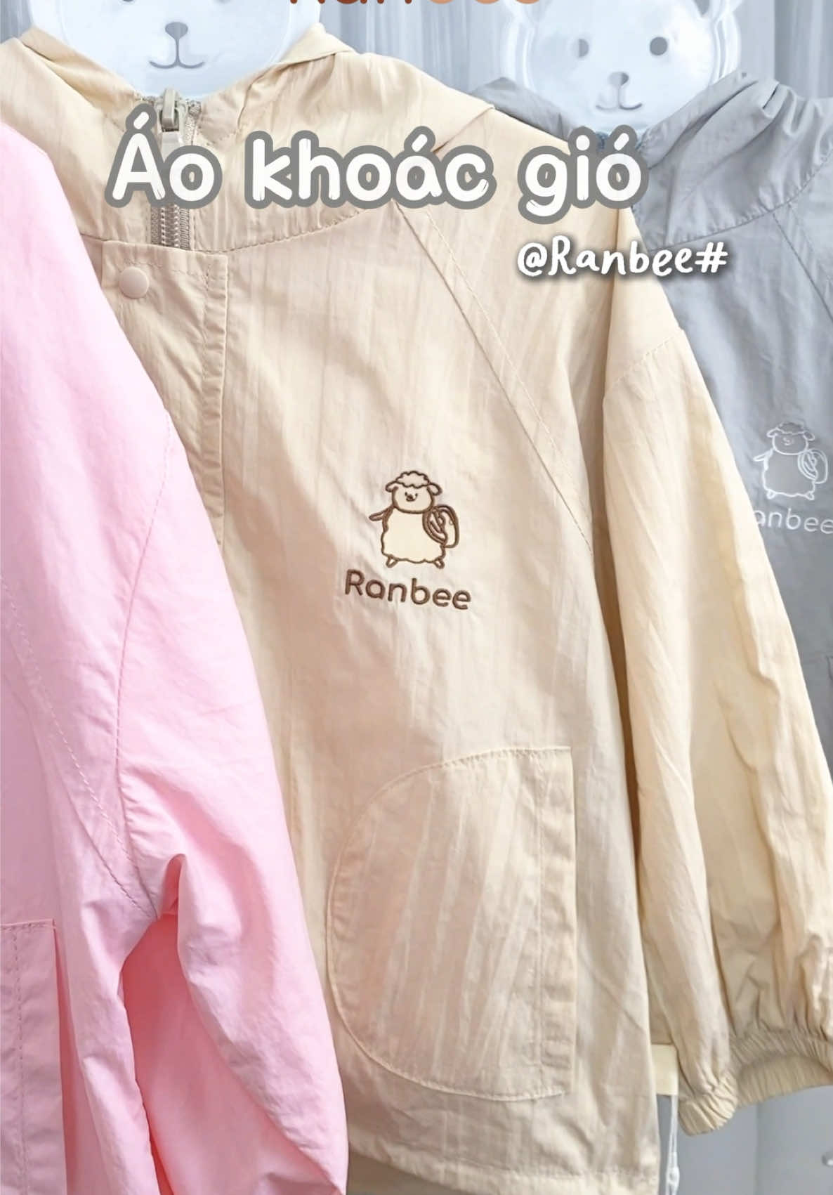Dạo này trời vừa mưa, vừa lạnh, mẹ sắm ngay cho bé một chiếc áo khoác gió để giữ ấm trong thời tiết này nha! #ranbee #aokhoacgiochobe #ranbeeshop #unbeestore 