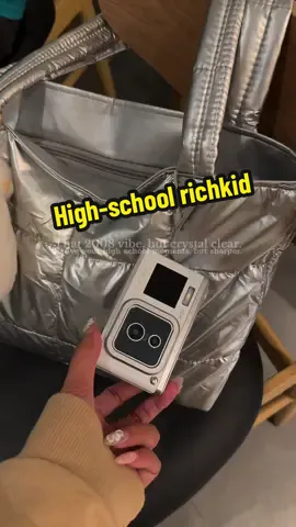 Remember when every barkada trip had a digi-cam? Now it’s back—only this time, in 4K. 📸 #digitalcamera #digicam #kitbeez #kitbeezcamera #4kdigitalcamera 