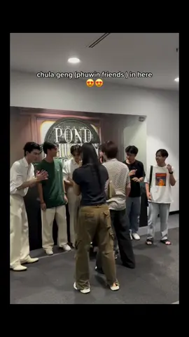 phuwin gk ngundang siapa2 tapi temen2nya muncul semua mana bikin love sama pond wkwkwk 😭😂😂#phuwintang #ppnaravit 