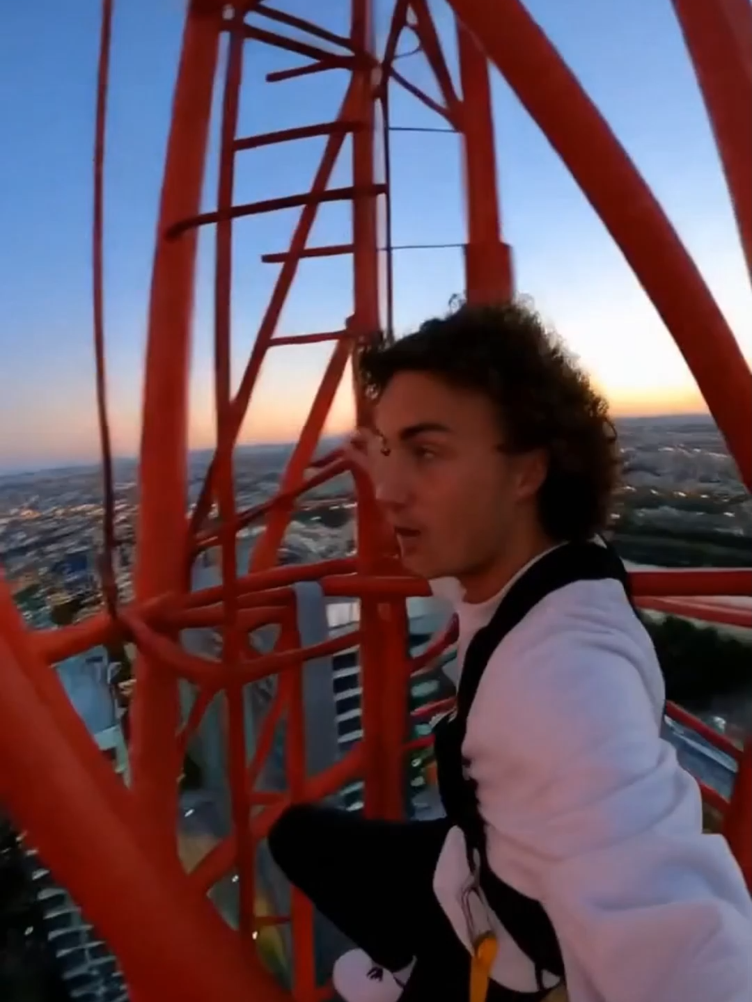 Kwebbelkop climbed a crane and balanced at the very top. (best one yet)