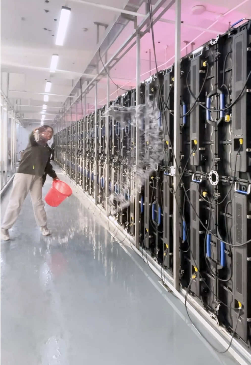 LED stage rental screen undergoes water-splashing test before leaving the factory.#WaterproofLEDscreen #stagedisplays #HD #outdoorledscreen #ledscreenfactory #ledwall #StageScreen #ledvideowall #p3 #LEDrentalledscreen #leddisplay 