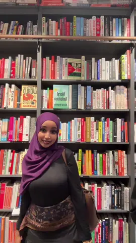 my happy place 🪷 . #modestfashion #ootdhijab #bookstore #fyp #OOTD 