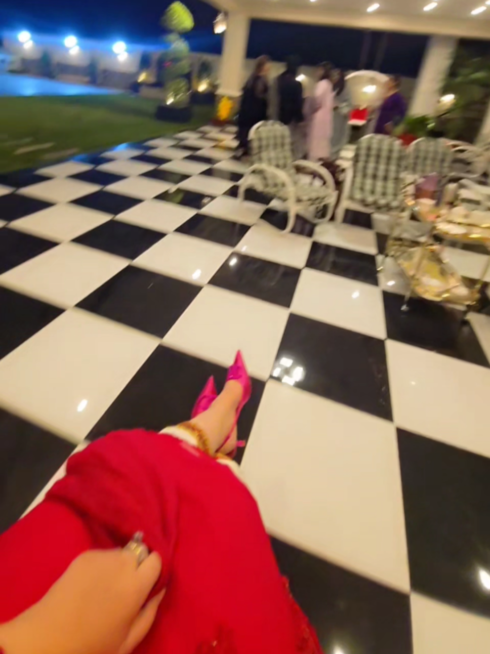 کرتا ہو گا زمانہ تیرے ارد گرد گردشیں میں اور ہوں میری حدیں اور ہیں