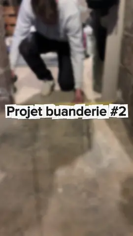 ⸻ Projet Buanderie #2 🧺 Préparation du ragréage, voici les étapes en vidéo 🎥 Tu te demandes pourquoi il y a autant de grumeaux et des différences de couleur ? Tout simplement parce que j’ai utilisé un vieux ragréage périmé depuis 3 ans 😅 👉 Avantage : ça ne m’a rien coûté. 👉 Inconvénient : difficile de savoir ce que ça va donner au séchage. Les grumeaux viennent du produit périmé, rien de bien grave — il suffira juste d’un petit ponçage une fois le sol bien sec 👌  #Rénovation #foryou #ragréage #Chantier 