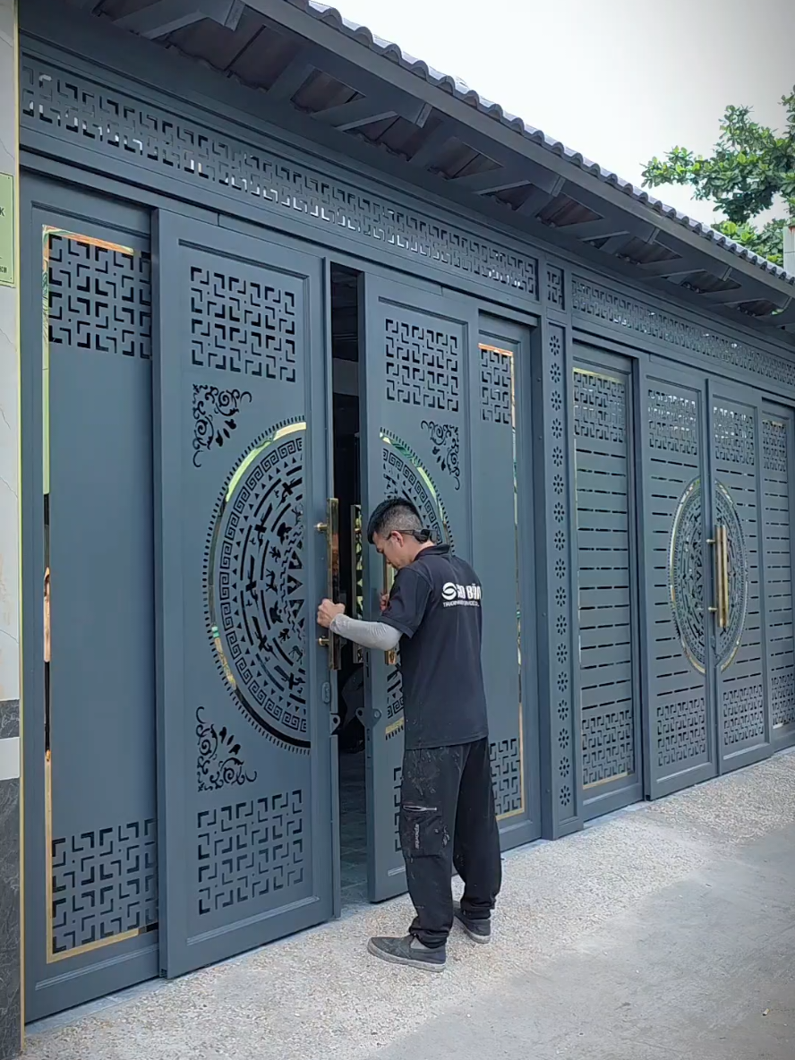 Công nghệ CNC – tạo nên sự khác biệt cho từng bộ cửa Trượt Quay. #cokhixaydung #cuatruotquay #cualuaquay #mechanical #ironartvietnam 