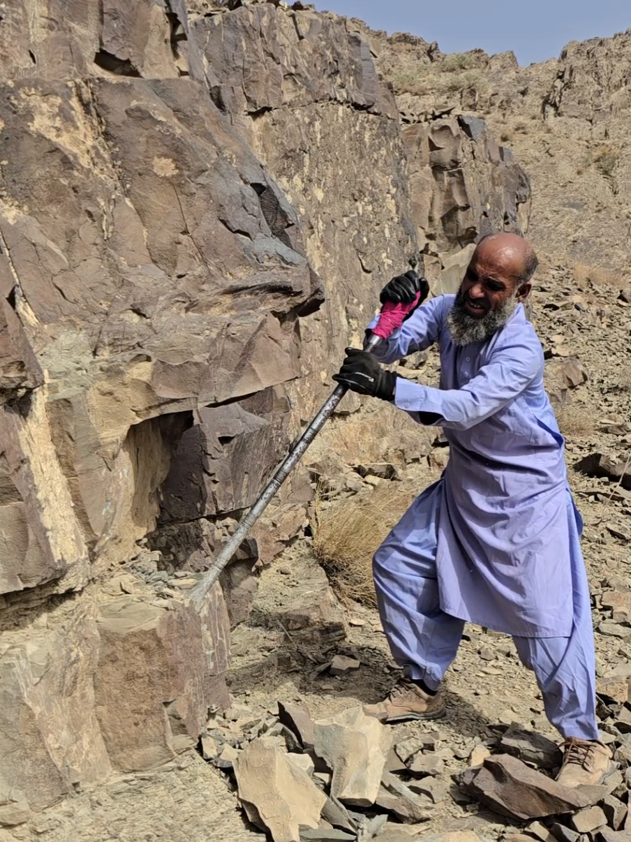 Real Life Mining 😵‍💫🥹🥹😱 #stonemining #foryoupage #foryou #rockbreaking #trending 