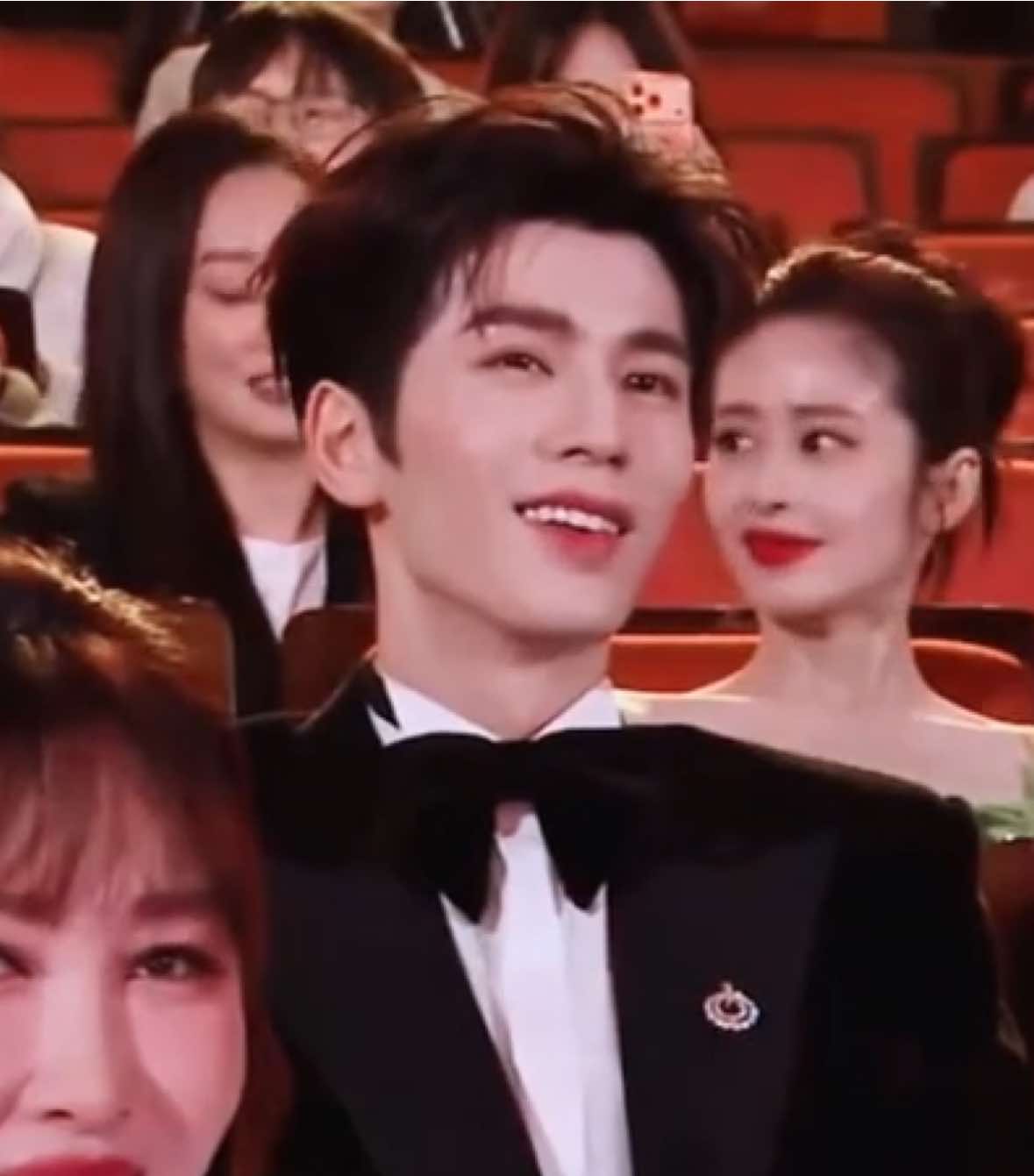 Xem được cái gì mà thích thú vậy hỏ  Trương Lăng Hách x Đêm hội tầm nhìn Weibo 2025 #TrươngLăngHách #zhanglinghe#cbiz#foryou #mytype