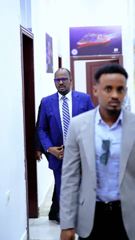 Wasiirka Wasaaradda Batroolka iyo Kheyraadka Macdanta ee Jamhuuriyadda Federaalka Soomaaliya, Mudane Dahir Shire Mohamed, ayaa maanta xafiiskiisa ku qaabilay wafti ka socday Guddiga Maamul wanaaga Maaliyadda ee (FGC). Ujeeddada kulanka ayaa ahayd in lagu xoojiyo wadashaqeynta iyo isfahamka ku saabsan hufnaanta maaliyadeed, isla xisaabtanka, iyo maareynta dakhliga ka dhasha kheyraadka dabiiciga ah ee dalka. 