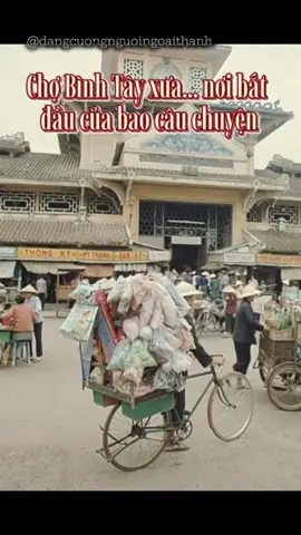 Chợ Bình Tây Xưa – Nơi Lưu Giữ Hơi Thở Sài Gòn Một Thời. Hình ảnh Chợ Bình Tây – khu chợ sầm uất bậc nhất Sài Gòn xưa, nơi từng tấp nập người buôn kẻ bán, tiếng rao vang hòa cùng mùi đặc trưng của hàng hóa, gợi nhớ cả một miền ký ức. Giản dị, thân quen, nhưng đầy sức sống – đó là chợ Sài Gòn những năm 60-70. #chobinhtay #saigonxua #cholon #kyucviet #hoainiem 