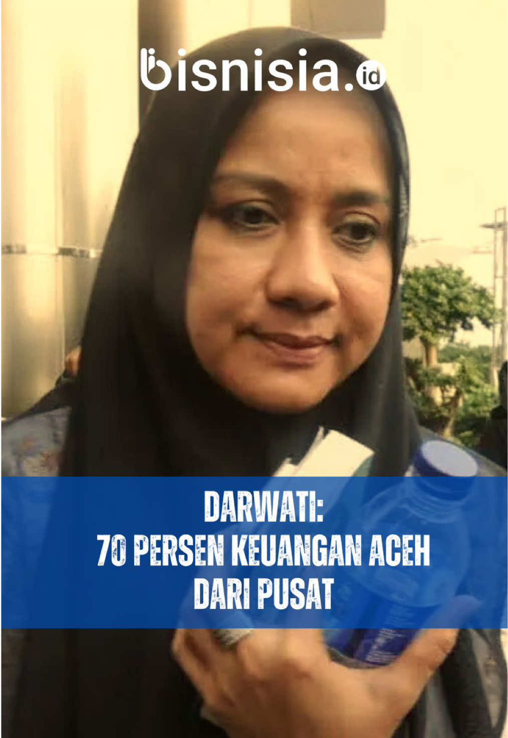 Fiskal Aceh masih rapuh. Hingga kini, 70 persen pendapatan daerah bergantung pada dana transfer dari pemerintah pusat. Saat alokasinya turun Rp900 miliar untuk tahun 2026, dampaknya langsung terasa: gaji ASN P3K dan program prioritas daerah terancam tersendat. Anggota DPD RI Darwati A Gani pun mendesak Menteri Keuangan meninjau ulang kebijakan ini. Di tengah semangat otonomi, Aceh seolah belum benar-benar berdaulat secara fiskal. #BisnisiaID #EkonomiAceh #FiskalAceh #DanaTransfer #DPDRI      