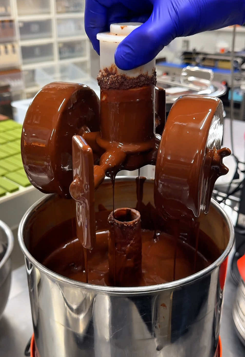 世界各国の厳選したカカオを使用したボンボンショコラを紹介します🍫 【マジドゥショコラ】 ◎ボンボンショコラ 2,160円 「世界中のカカオ農園の人々に少しでも豊かに、そして笑顔になってほしい。」 チョコレートで世界中に笑顔の魔法をかける松室シェフのチョコレート専門店！ カカオ豆の繊細な味を引き立たせるためにカカオ豆からチョコレートになるまでの生産工程を一括管理するビーントゥバーに拘ったチョコレートボンボン。 一口噛むとか鼻に突き抜けるカカオの芳醇な香りが最高に美味しい🤤 ごちそうさまでした！！！ ——————————————————— 📍東京都世田谷区奥沢6-33-14  🚃自由が丘駅徒歩3分 ⏰10:00-19:00 💤火曜 ——————————————————— #東京グルメ #japanesefood #tiktokfood 