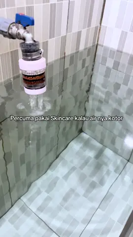 Air kotor mengandung kuman, bakteri, atau logam berat yang bisa menyumbat pori-pori, menyebabkan jerawat, iritasi, atau kulit kusam. Jadi, meskipun kamu sudah pakai skincare mahal, hasilnya tidak akan maksimal karena kulit tetap terpapar zat berbahaya dari air yang tidak bersih