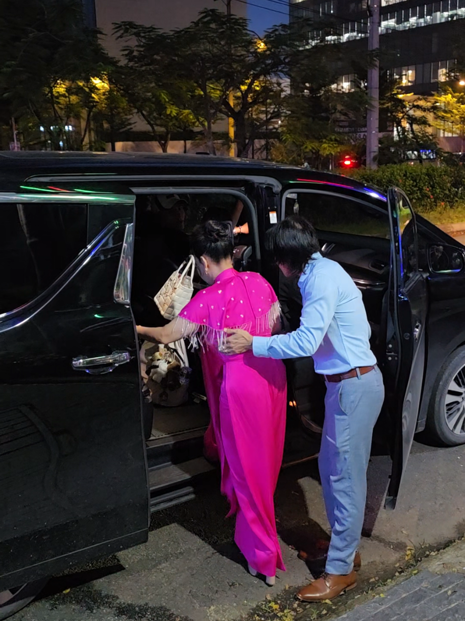 Ns Việt Hương được chồng đợi dẫn ra xe cực tình cảm #viethuong #dieuuoccuame #saigondaily 
