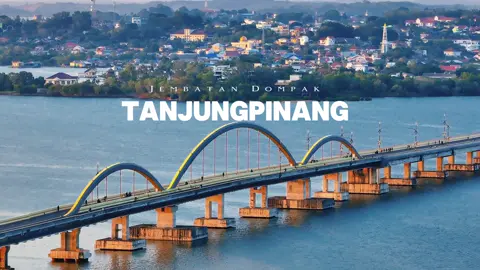 Ternyata Jembatan Dompak di Tanjung pinang ini arah nya langsung menghadap ke gunung Bintan. Entah kebetulan atau memang disengaja, coba perhatikan. Bagaimanapun jembatan Dompak telah menjadi ikon kebanggaan warga Tanjung pinang dan selalu ramai saat pagi, sore hingga malam. Ada yang jogging, sepeda, mancing atau sekedar duduk menikmati senja. #tanjungpinang #tanjungpinanghitz #jembatandompak #tanjungpinangkepri #bintan 