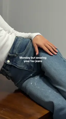 Τα strass είναι η τάση της σεζόν ✨ Πάνω σε τζιν κάνουν κάθε look πιο ξεχωριστό 😍 #mymuseclogr #museclo #museclo_official #strassjeans #denimlove #trendalert #fashionmuse #OOTD #sparklevibes 