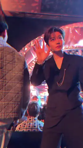 Eo nhỏ vai rộng🤤 Tui thích bộ này của ảnh quá, trông chân dài, eo thì bé còn vai thì rộng. Trời ơi cái dáng ổng xịn🤤😋🫵 #hầuminhhạo #HouMinghao #kybate #NhậpThanhVân #tieuvoy 