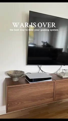 We used a special wall mount to place the PlayStation 5 behind the TV. It keeps everything out of sight and gives the setup a clean and minimal appearance. It’s a small detail, but it really changes the entire vibe of the room 💖 link in Bio #clean #aestheticvideos #deko #livingroomdecor #inspiration 