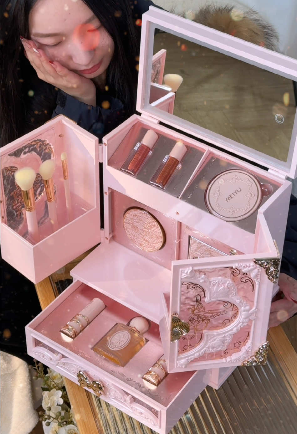 Hộp quà tặng mỹ phẩm màu hồng tinh tế ạn gái tôi chắc chắn sẽ thích nó.#quàtặng #TikTokAwardsVN #quatangnguoiyeu 