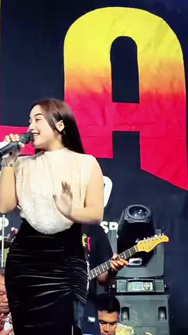 kita pun turun bersama. #bukitberbunga #revinasifani #adella #omadella 