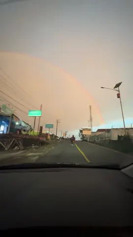 Pelangi sore di langit Sekincau, seindah janji setelah hujan 🌈