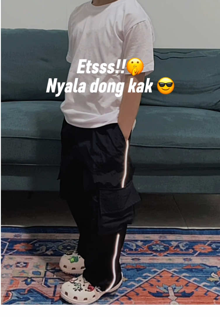 Celana cargo panjang anak plat reflektif menyala dalam gelap ✨😎 #celanacargopanjang #celanabaggy #trackpant #celanamenyala #anak 