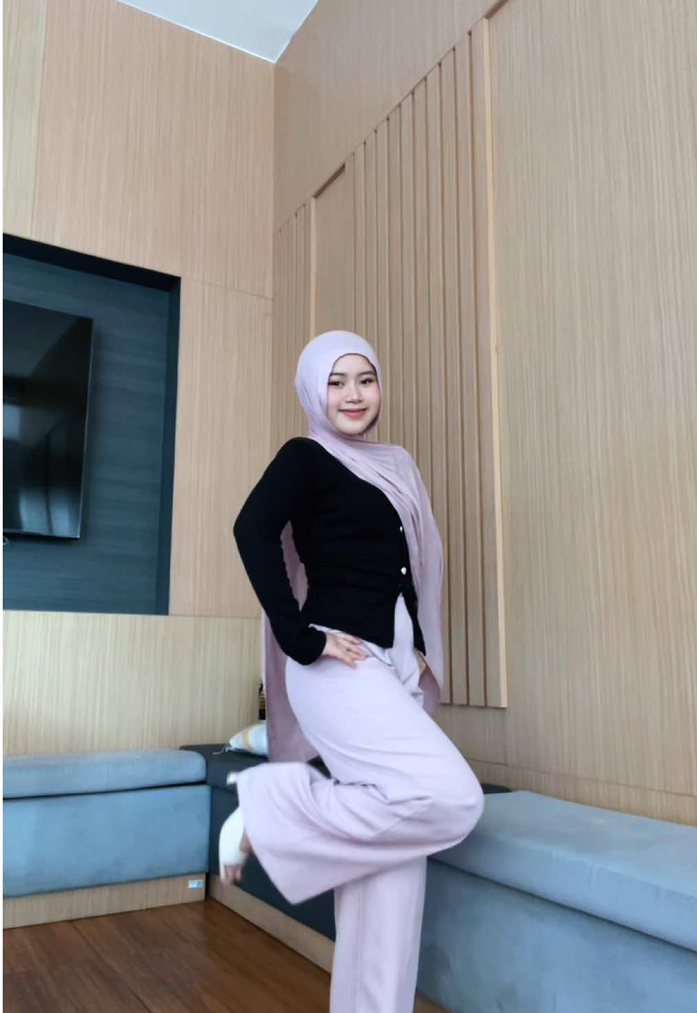 yuhuu bajunya bikin keliatan langsing☺️☝🏻  #ootdinspiration #outfitidea #OOTD 