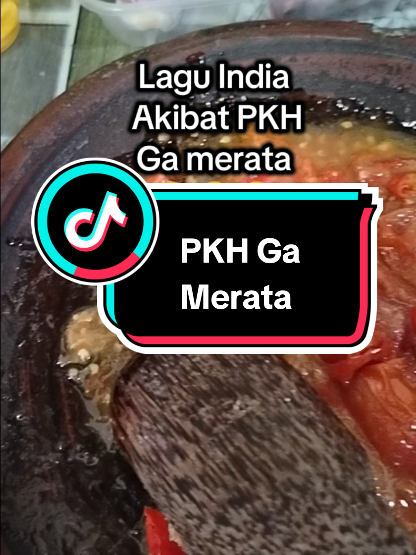 > Di dapur ini aku masak dengan harapan, tapi di luar sana, harapan itu malah dibagi tak seimbang. Katanya bantuan, tapi kenapa terasa seperti pilihan?. #pkh #pemerintah #adil 