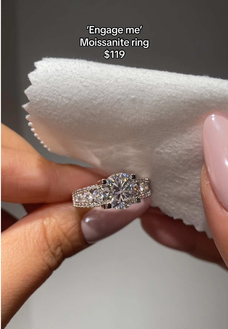 #moissanite #engagementring #925sterlingsilver #rings #giftforher 