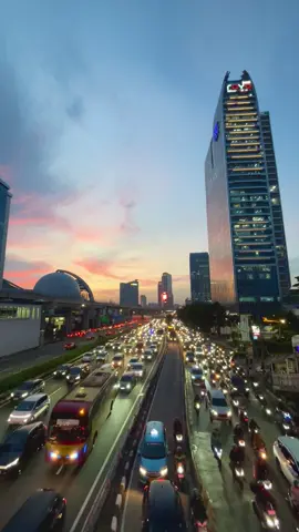 Semua sibuk dengan tujuan masing masing, tapi pulang menjadi tujuan utama kita untuk singgah 🥀 #senja #fyppppppppppppppppppppppp #jakarta 