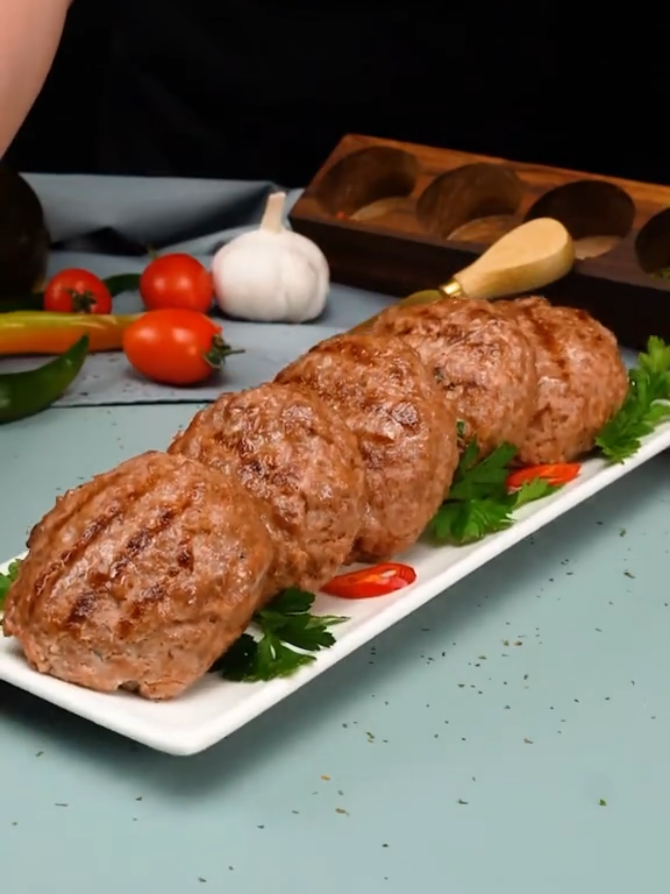 Новый способ приготовления фарша, завоевавший мир!  Ингредиенты Мясной фарш: 1 кг Черный перец: 5 г Яйца: 3 шт. Соль: 10 г Растительное масло: 10 мл Начинка Сырный крем: 200 г Лук: 1 шт. Петрушка: 20 г Моцарелла: 150 г Дополнительно Капуста: 300 г Морковь: 1 шт. Лук: 1 шт. Майонез: 150 г Кефир: 100 мл Сахар: 10 г Уксус: 10 мл Черный перец: 2 г  (0,1 унции) соль: 3 г (0,1 унции) соус лимон: 1 шт.