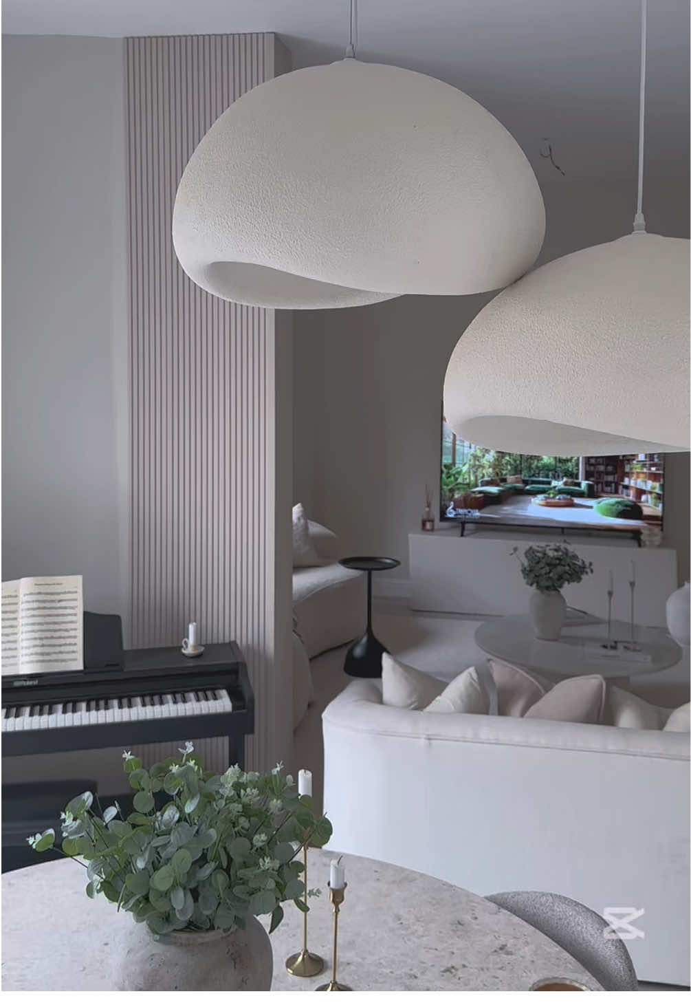 كنت مره احب هالستايل في الديكور وهو يعتمد على توحيد الالوان والبساطه في اختيار الاثاث والديكورات بدون شغل وزخرفه ونفس الوقت صعب احد يطبقه نفس الصور بالضبط، يعني سهل وصعب بنفس الوقت 😅#ديكور #شيبورد #كنب 