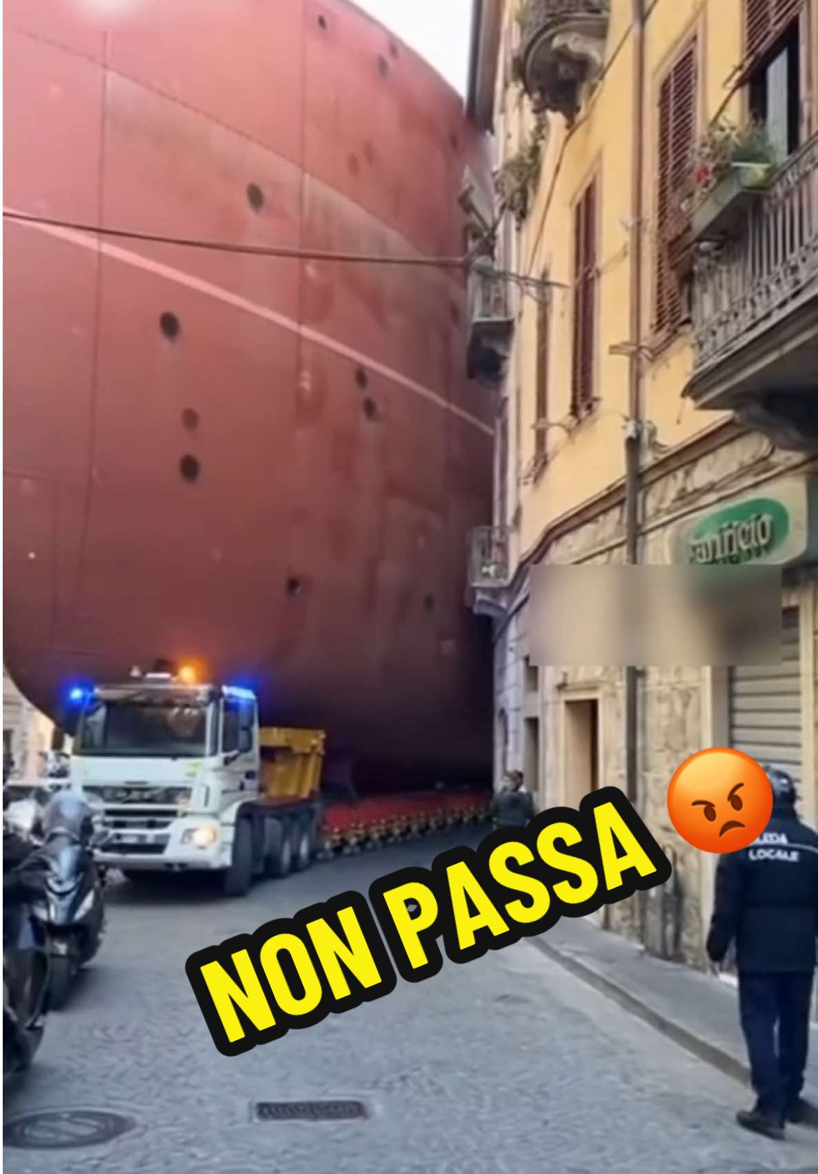 Camion gigante incastrato nelle vie italiane 😂🇮🇹 | Momento tipico in Italia. #italianmoments #viaitaliana #soloinitalia #poV #viralvideo 