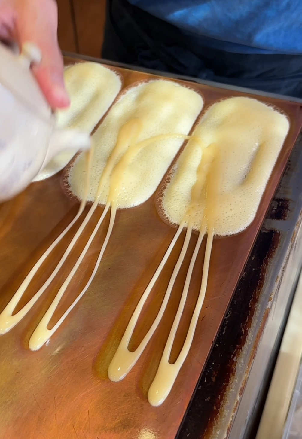 創業79年の伝統的な和菓子 ◎ こもかぶり　378円 …蜜漬けの栗を丸ごと使い、薄皮で包んだ和菓子。外皮に香ばしさ、餡と栗の融合で “武家屋敷のこも掛け” に由来するストーリーとともに、手仕事を感じさせる逸品です！ 【店名】板屋 本店 【住所】石川県金沢市尾山町１０−１８ 【定休日】水曜日、日曜日 【営業時間】9:00-17:00 Traditional Wagashi ◎ Komokaburi – $2.50 A traditional sweet made with a whole honey-soaked chestnut wrapped in a thin layer of dough. The lightly roasted surface and the perfect harmony of sweet bean paste and chestnut create a delicate, hand-crafted flavor. The name “Komokaburi” comes from the straw coverings (kakoi-kumo) used to protect samurai residences in winter — a sweet deeply rooted in Kanazawa’s culture and craftsmanship. Store: Itaya Honten Address: 10-18 Oyama-machi, Kanazawa, Ishikawa Closed: Wednesdays & Sundays Hours: 9:00 AM – 5:00 PM #石川グルメ #japanesefood  #tiktokfood 