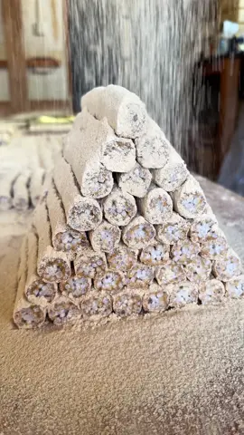 138年愛されてる歴史ある伝統的な和菓子！ 五家寳きな粉28個 1740円 地域の定番「五家宝」は、もち米を使って作った芯に水飴でまとめてきな粉で包んだ和菓子！きな粉の香りとしっとりもちもちの不思議食感で、熊谷土産に大人気！ きな粉の香ばしさと、水飴のねっとりした食感、そして中のパリッとした歯ごたえが特徴です！ネットでも購入することができます！ 🍚店名:  五家寳本舗 堀内製菓 住所: 埼玉県熊谷市本町2丁目15 最寄駅: 熊谷駅から徒歩7分 営業時間：9:00〜18:00 定休日：日曜日 #埼玉グルメ#Japanesefood#tiktokfood