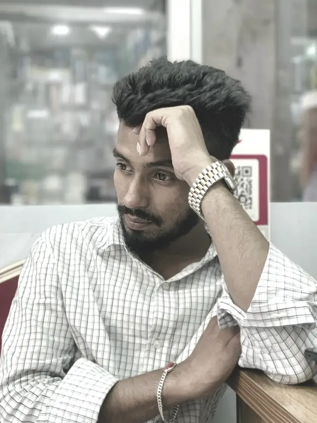 তোমার কাছে নিজের অভিমান জমা রাখার জন্য। নিজের বিবর্ণ মন খারাপ তোমায় বলতে গিয়ে নিজের অজান্তে কেড়ে নিয়েছি তোমার কবিতা লেখার সময়টুকু, তার জন্য আমি দুঃখিত। এই যে তোমায় সবটুকু দিয়ে বিশ্বাস করেছিলাম। ভেবেছিলাম তুমি অন্তত বুঝবে আমায়। আমার বিশ্বাসটুকু আলমারীতে সযত্নে জমা করে রাখবে। এই ভাবনায় ভুলে গিয়েছিলাম নিজের বিশ্বাস, নিজের জমা রাখার কথা। যার জন্য আমি সত্যি দুঃখিত। আবেগী তো। তাই হয়তো একটু বেশি ধরে রাখতে চেয়েছিলাম। বলেছিলাম আমায় ‘ছেড়ে যেও না প্লিজ।’ ভুলে গিয়েছিলাম কেউ কারো জন্য থেমে থাকে না। আমি তার জন্য মন থেকে ক্ষমা চাইছি। আমি সত্যি দুঃখিত, তোমায় নিখুঁতভাবে ভালোবাসার জন্য। বুঝি নি তোমার নিখুঁততা পছন্দ নয়। তাই এই শেষবেলায় ক্ষমা চেয়ে বিদায় নিচ্ছি। পারলে আমায় ক্ষমা করো। বিদায়!😅#unlocky #vairal #tiktok 