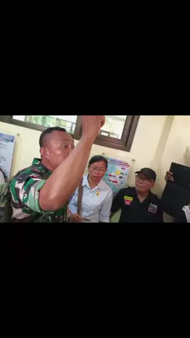 *‎Ayah dan Ibu Prada Lucky Mengamuk! Sebut Batalion 'Neraka' dan Tuntut Komandan Hadir* ‎ ‎ ‎Suasana di Pengadilan Militer III-15 Kupang mendadak ricuh pasca-selesainya sidang lanjutan kasus kematian Prada Lucky Namo pada Senin (3/11/2025). Kericuhan terjadi di lorong pengadilan, persis saat terdakwa, Lettu Inf Ahmad Faisal, dan saksi, Pratu Petrus Kanisius Wae, dibawa keluar dari ruang sidang di bawah pengawalan ketat polisi militer. ‎ ‎Orang tua almarhum Prada Lucky Namo meluapkan emosi yang terpendam. Mereka berteriak histeris, menuntut keadilan bagi putra mereka yang meninggal akibat dugaan penganiayaan senior. ibu Lucky yang mengenakan kaus 