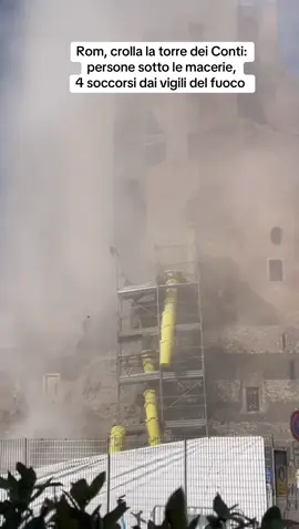 Un grave incidente ha colpito il centro di Roma: una parte della Torre dei Conti è crollata questa mattina intorno alle 11:30 in largo Corrado Ricci, una delle aree storiche della città. Secondo le prime informazioni, alcune persone potrebbero essere rimaste intrappolate sotto le macerie. Sul posto sono immediatamente intervenuti agenti della Polizia di Stato, che stanno coordinando le operazioni di soccorso insieme ai vigili del fuoco. La zona è stata transennata per garantire la sicurezza e permettere gli interventi di emergenza. Le autorità locali stanno valutando le cause del crollo e non si esclude che si tratti di un cedimento strutturale della storica torre, tra i monumenti più significativi del centro di Roma. Ulteriori aggiornamenti verranno forniti non appena saranno disponibili nuove informazioni sulle condizioni delle persone coinvolte. [#IlMessaggero] #roma #torredeiconti #crollo #notizia 