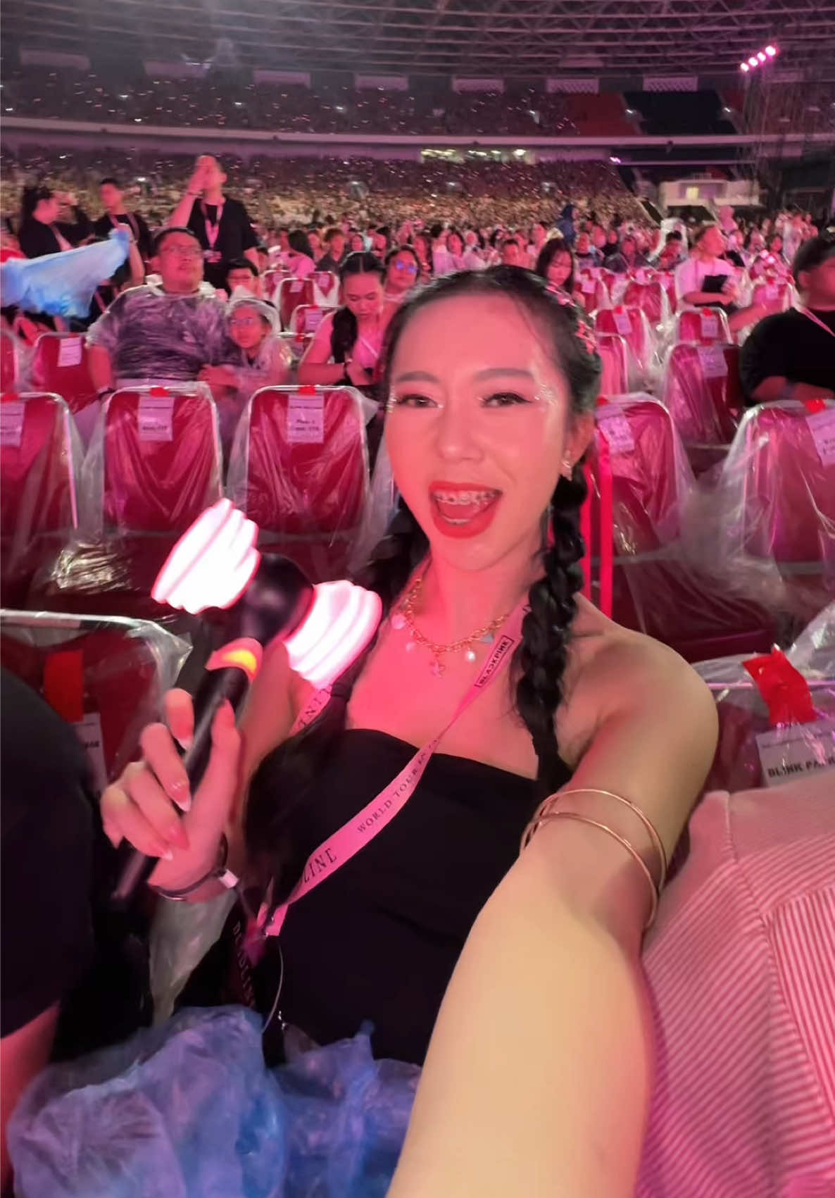 maaf belum jago fancam karna this is my first time experience guys, kalo bukan karna cewe cewe ku aku males bgt nonton konser🥹💗 akhirnya wishlist nonton blackpink terkabulll🫶🏻